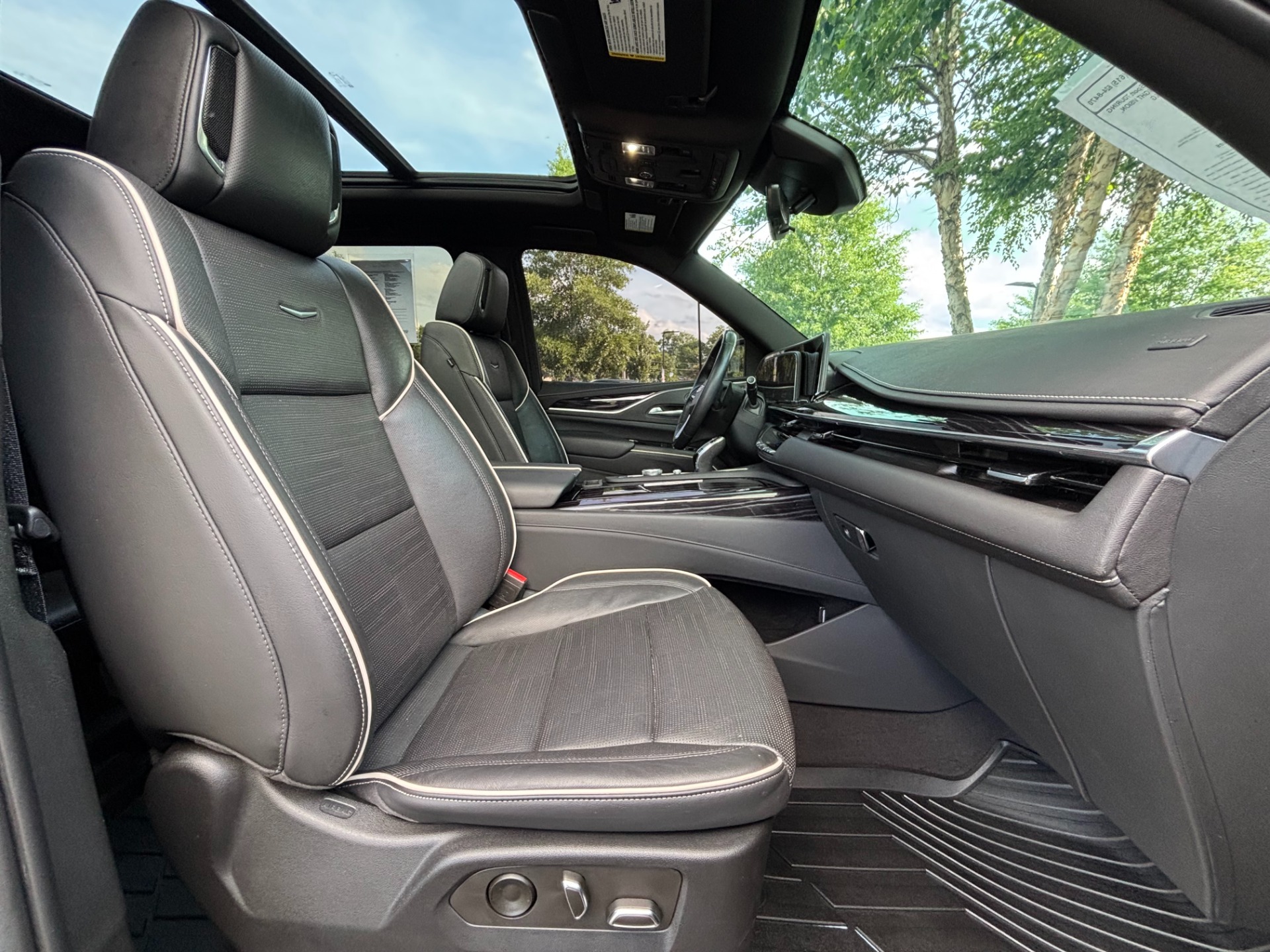 
								2022 Cadillac Escalade ESV full									