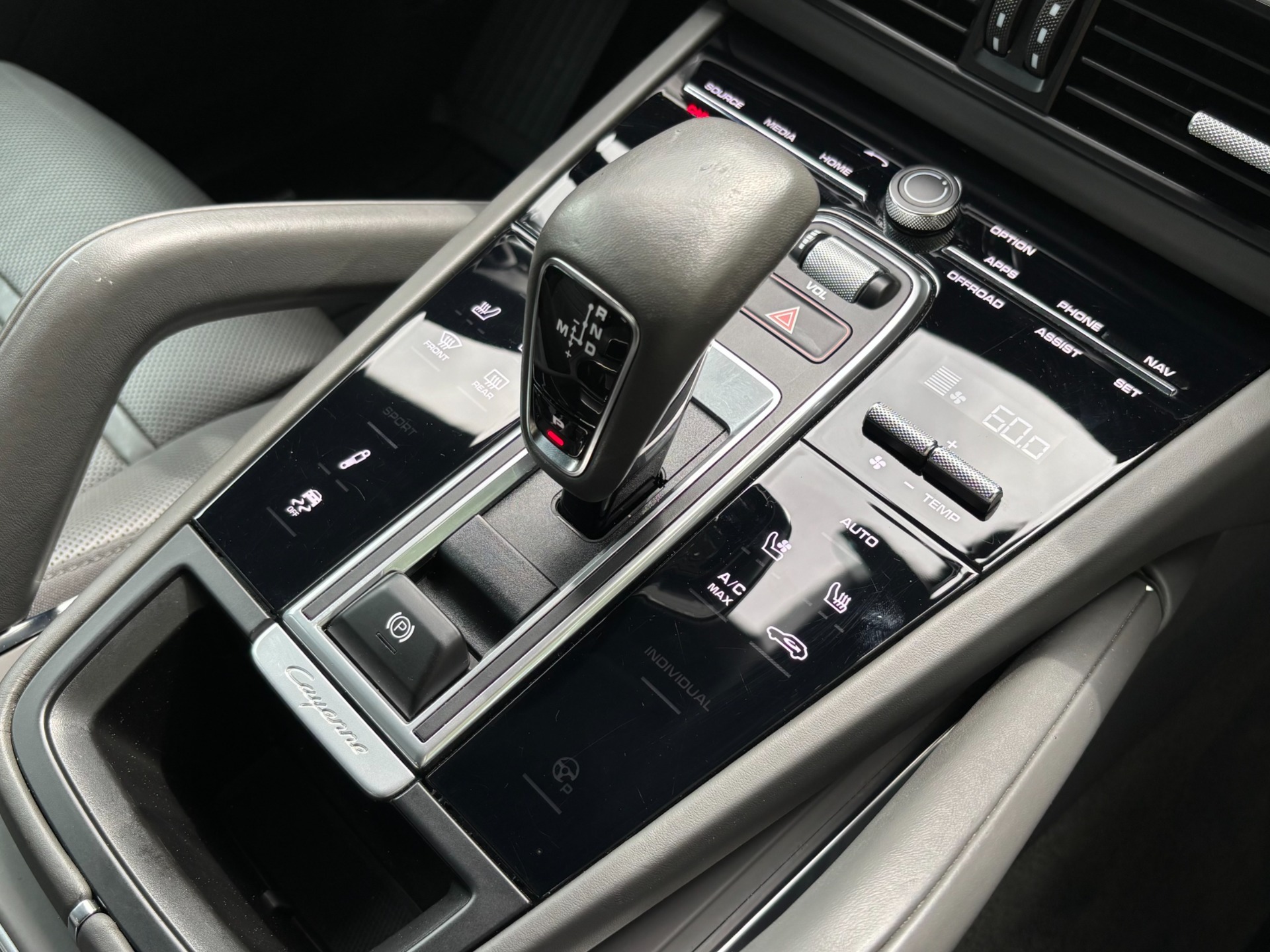 
								2023 Porsche Cayenne Turbo PREMIUM full									
