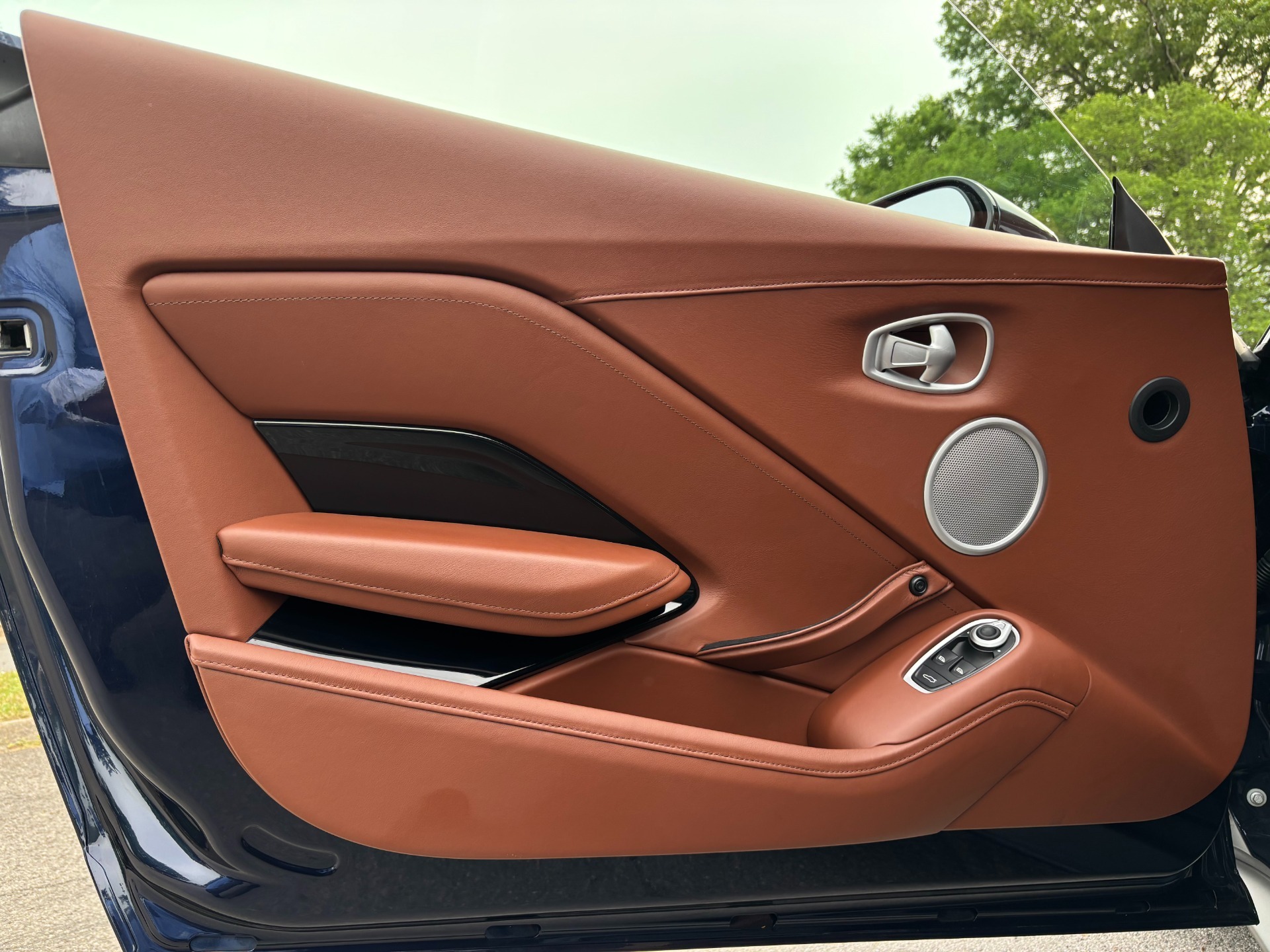 
								2020 Aston Martin Vantage full									