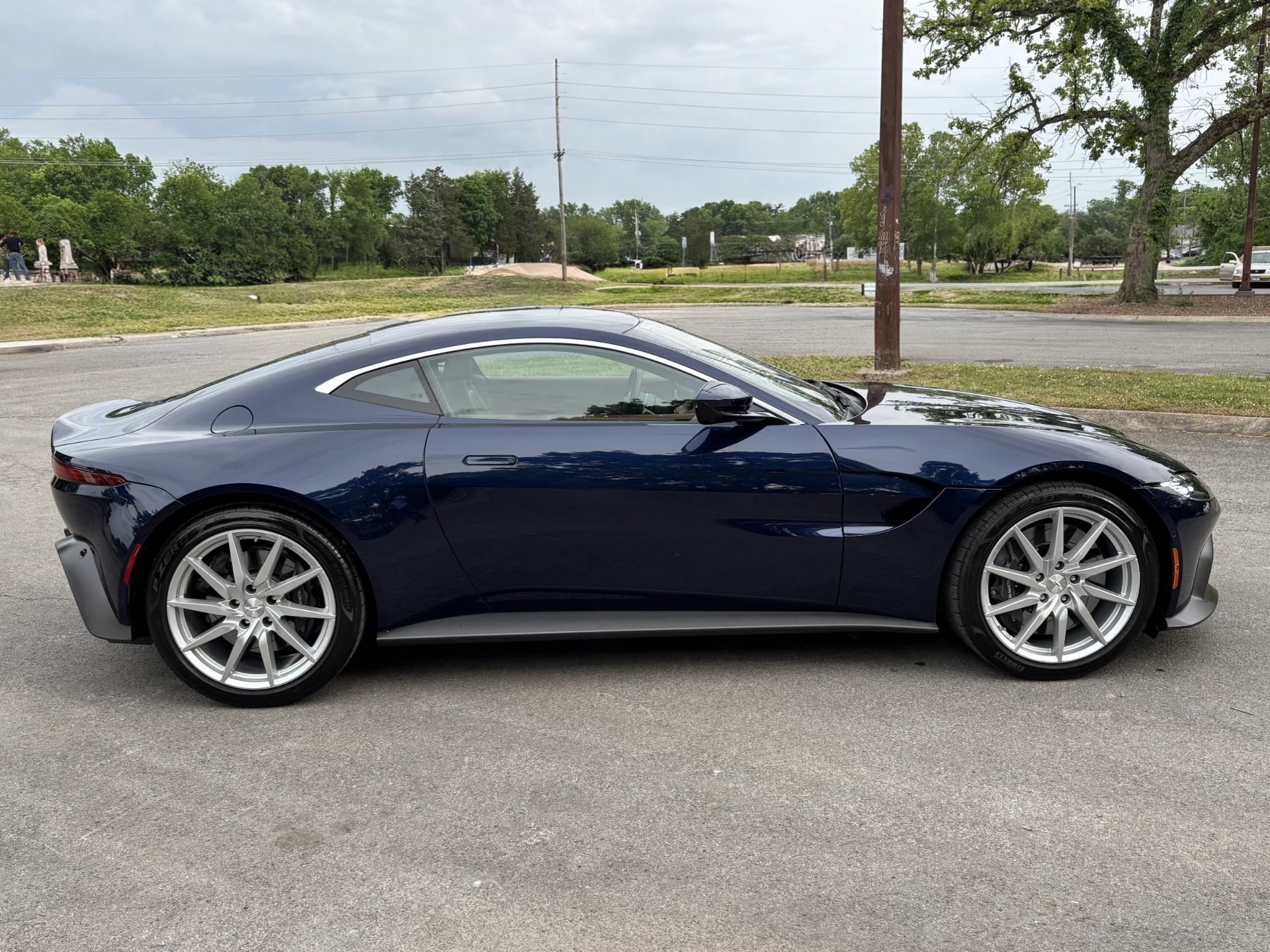 
								2020 Aston Martin Vantage full									
