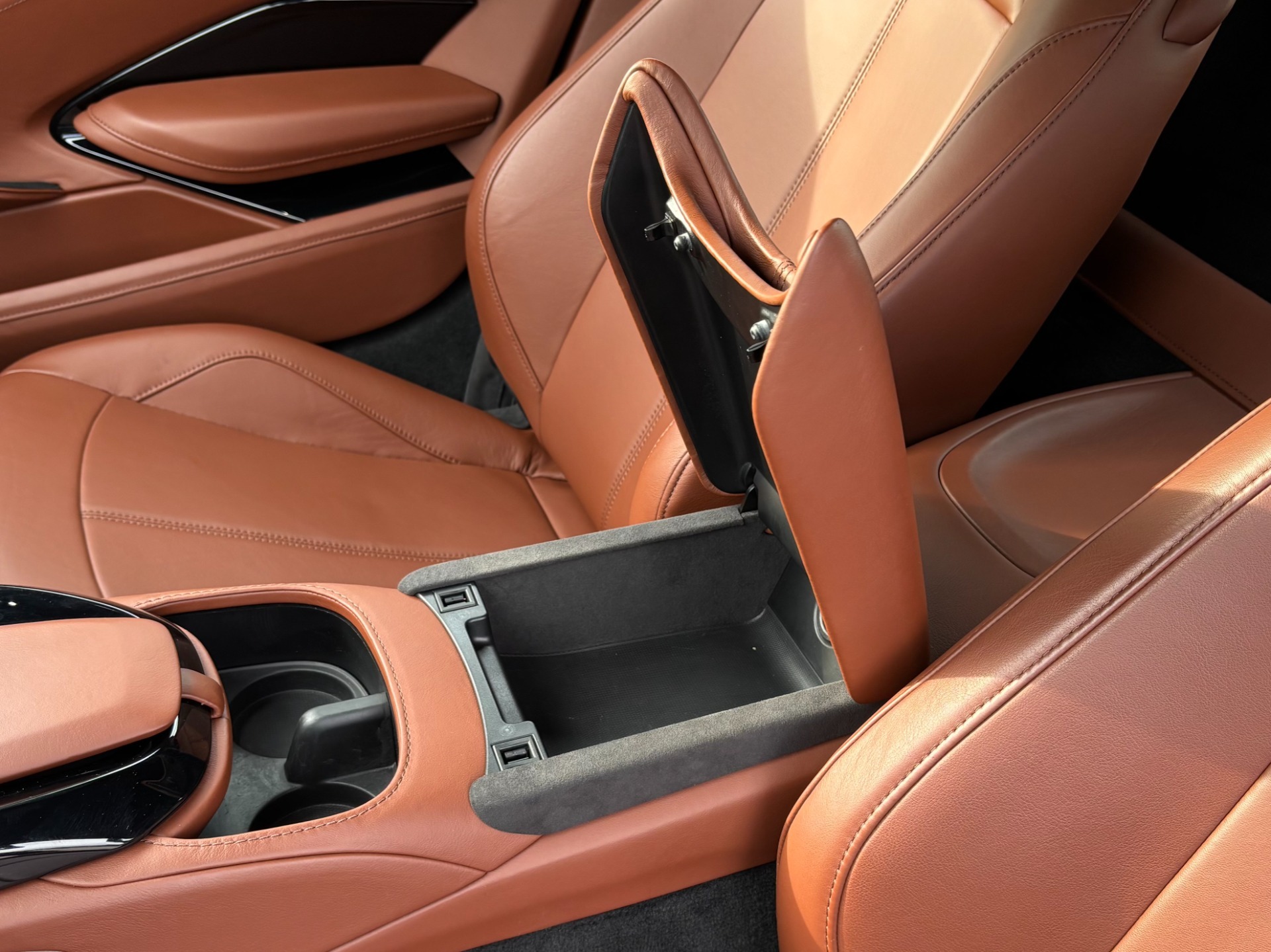 
								2020 Aston Martin Vantage full									