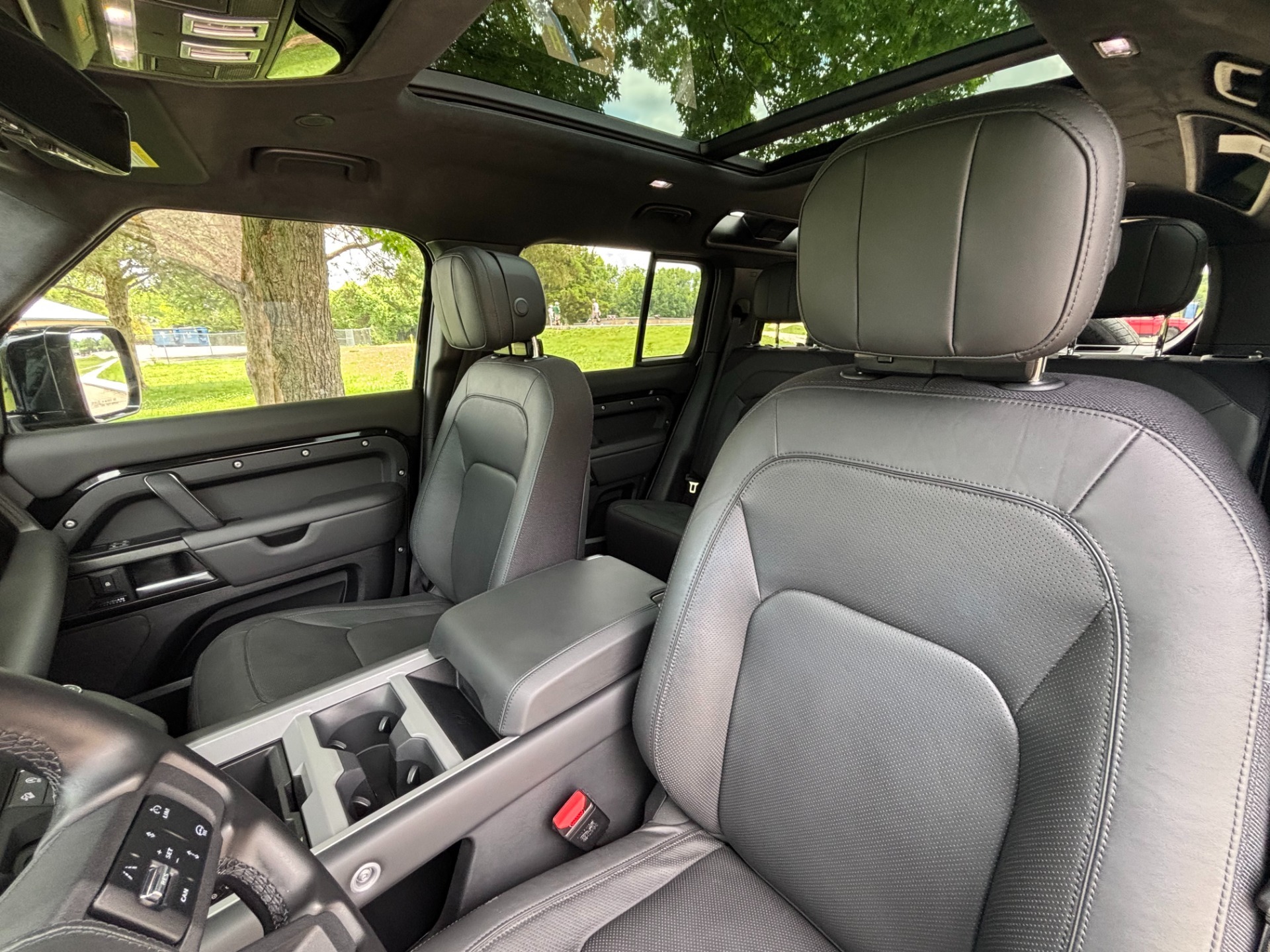 
								2025 Land Rover Defender full									