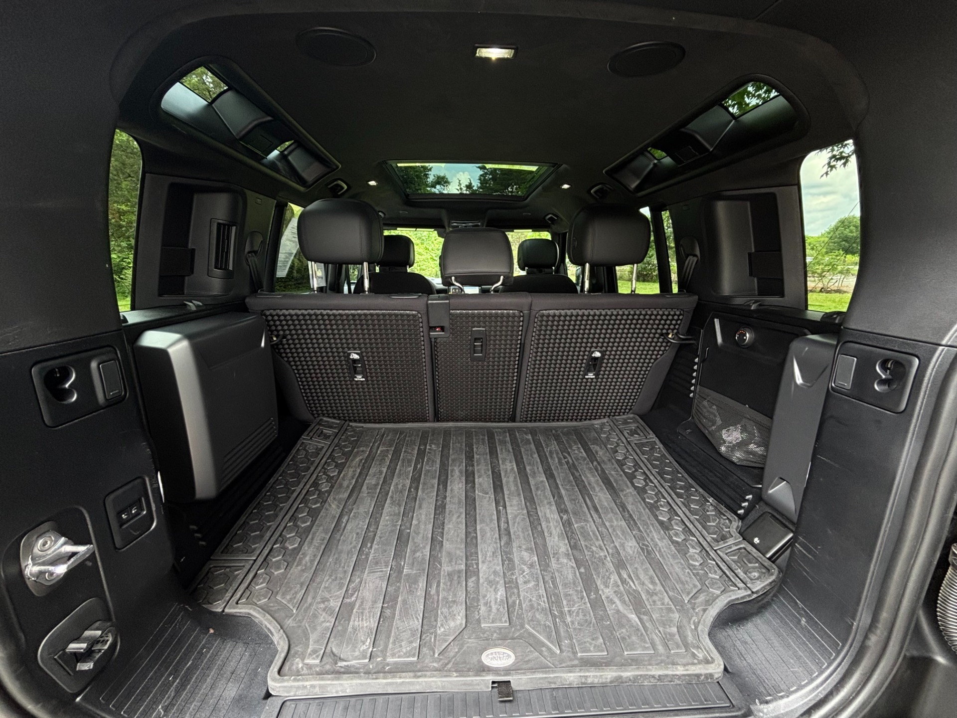 
								2025 Land Rover Defender full									
