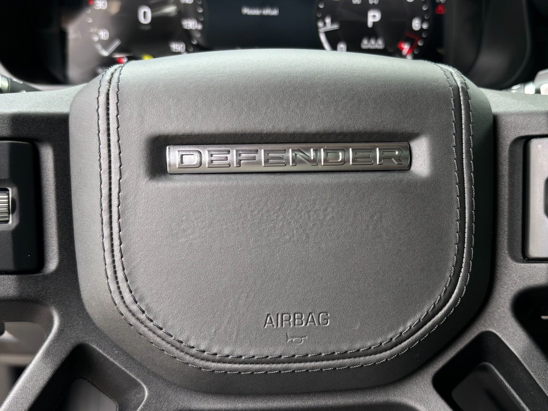 
								2025 Land Rover Defender full									