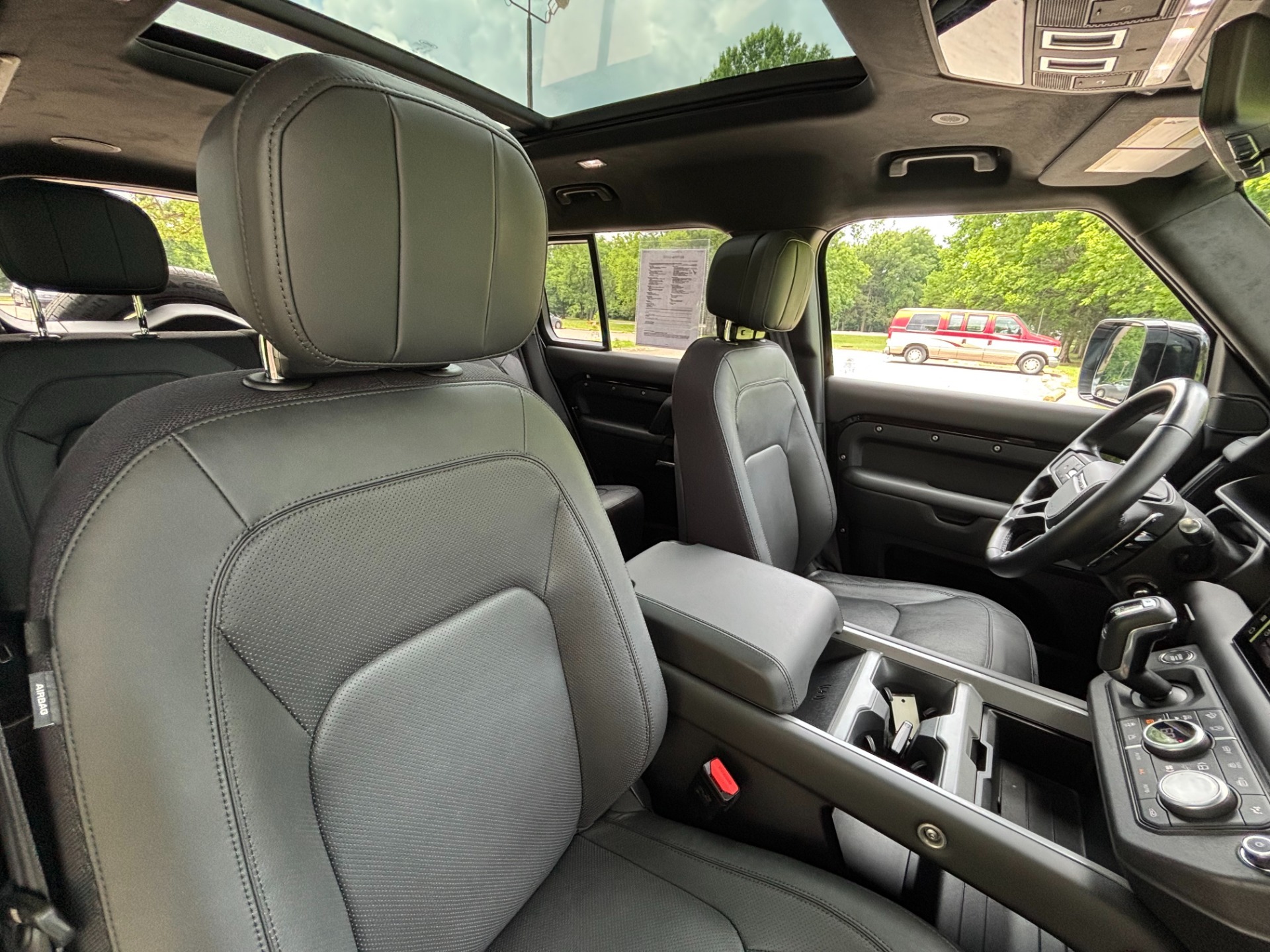 
								2025 Land Rover Defender full									