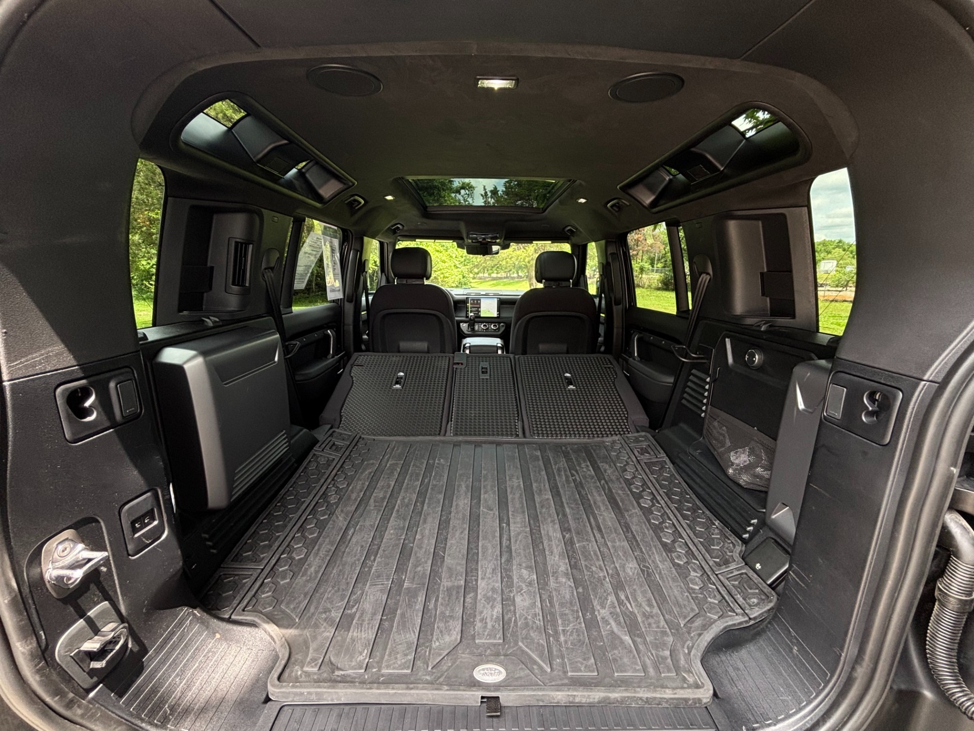 
								2025 Land Rover Defender full									