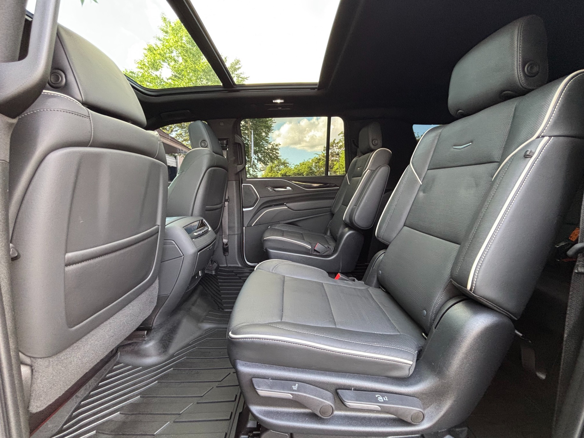 
								2022 Cadillac Escalade ESV full									