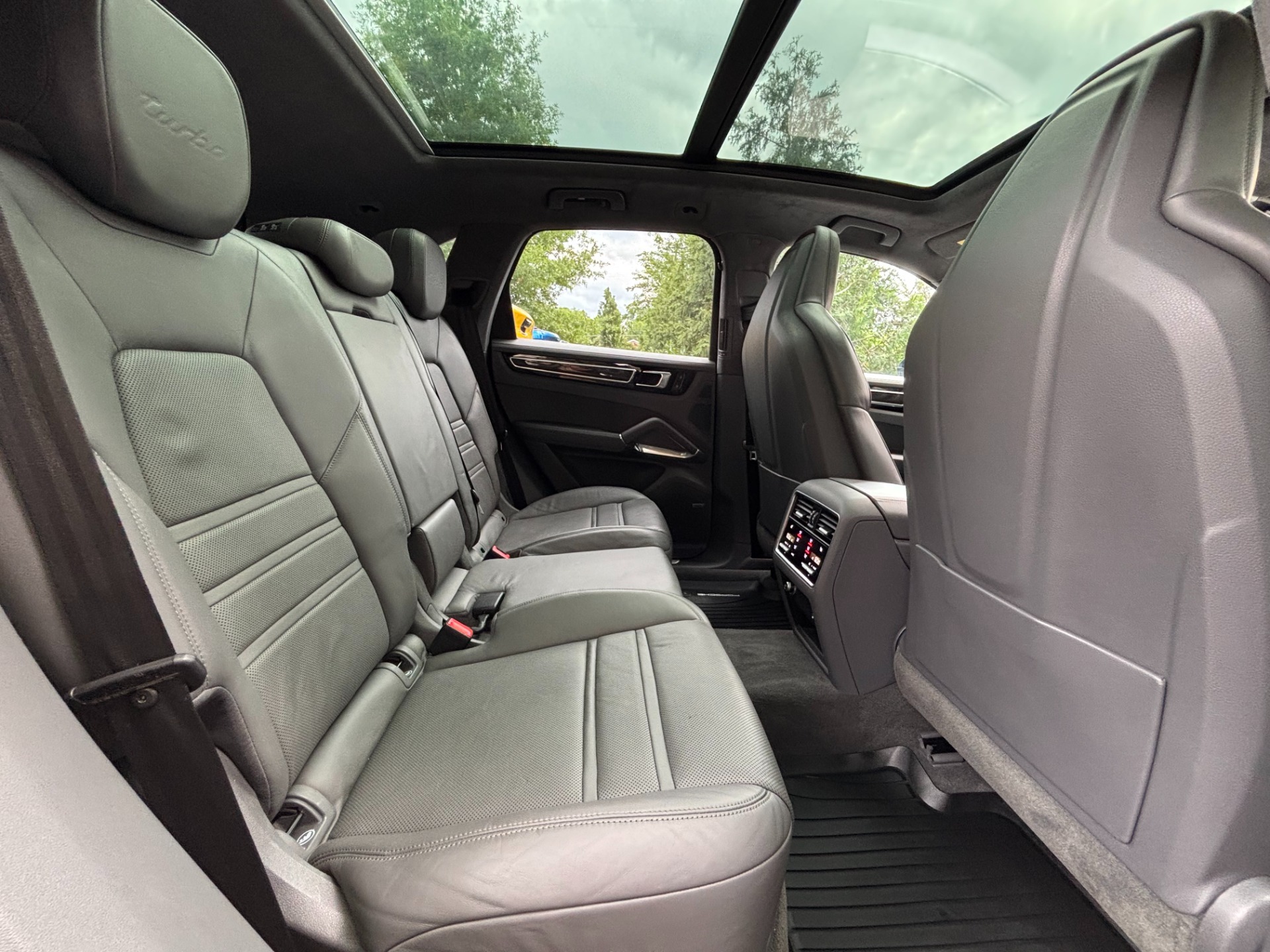 
								2023 Porsche Cayenne Turbo PREMIUM full									