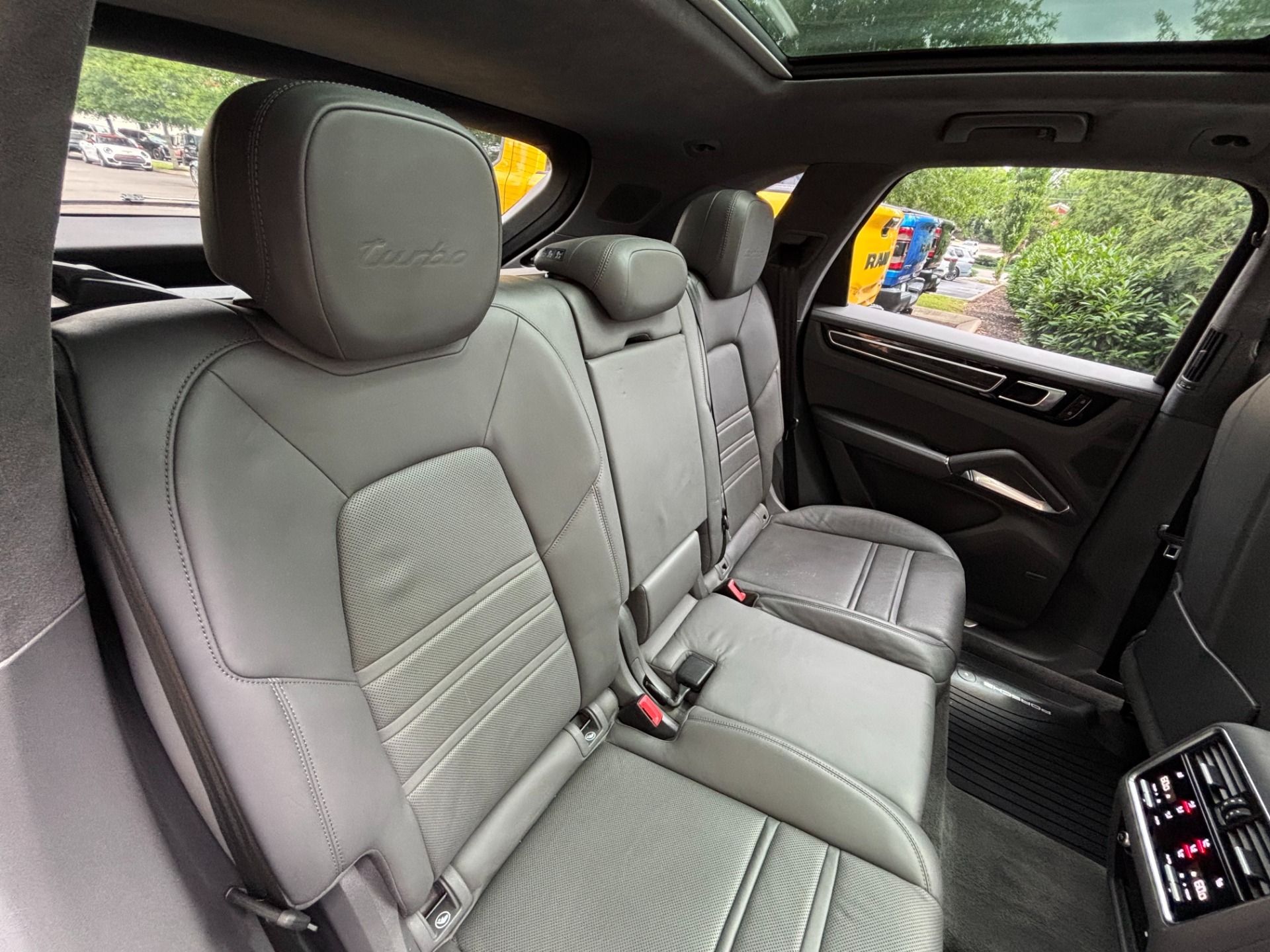 
								2023 Porsche Cayenne Turbo PREMIUM full									