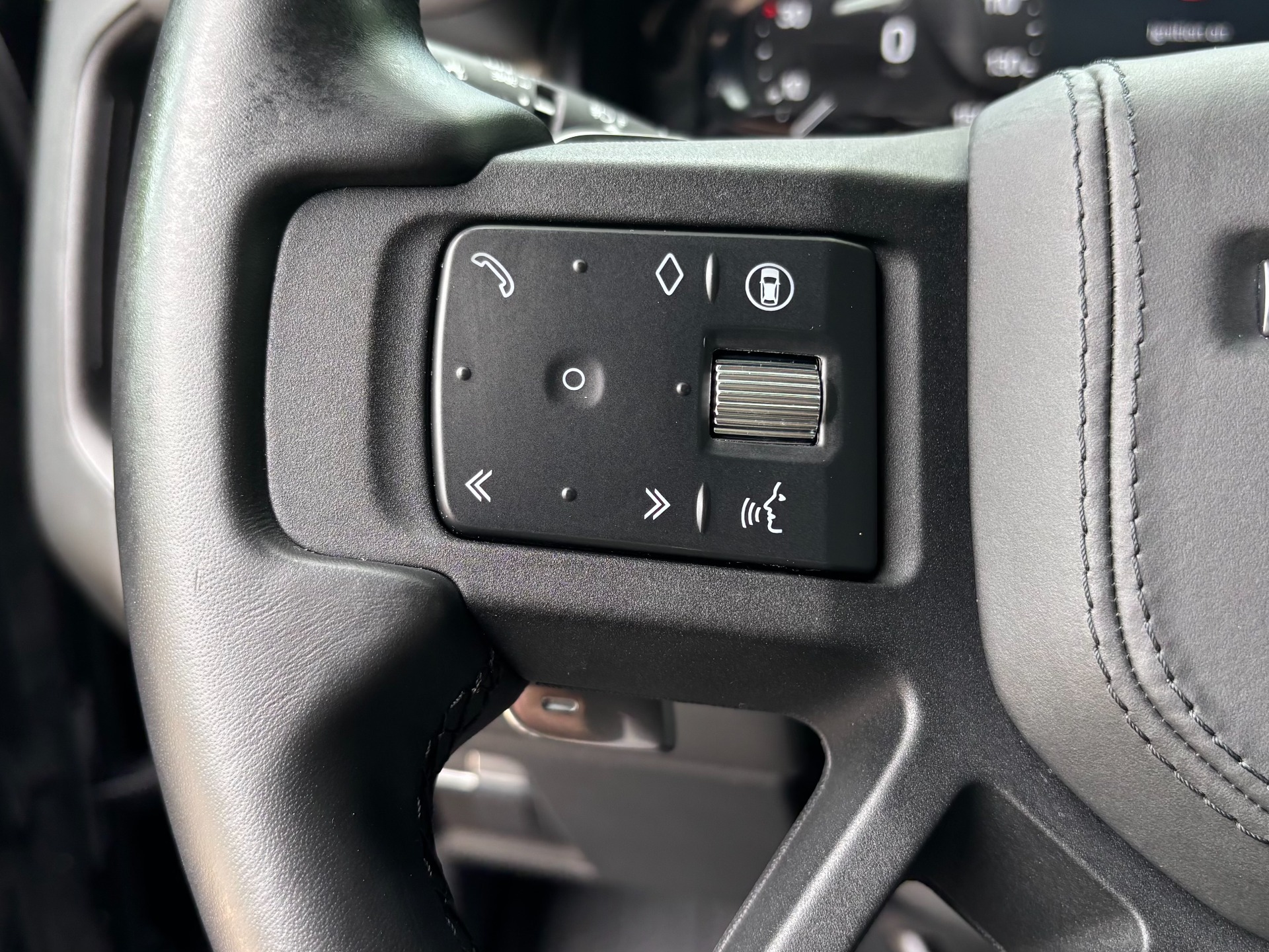 
								2025 Land Rover Defender full									