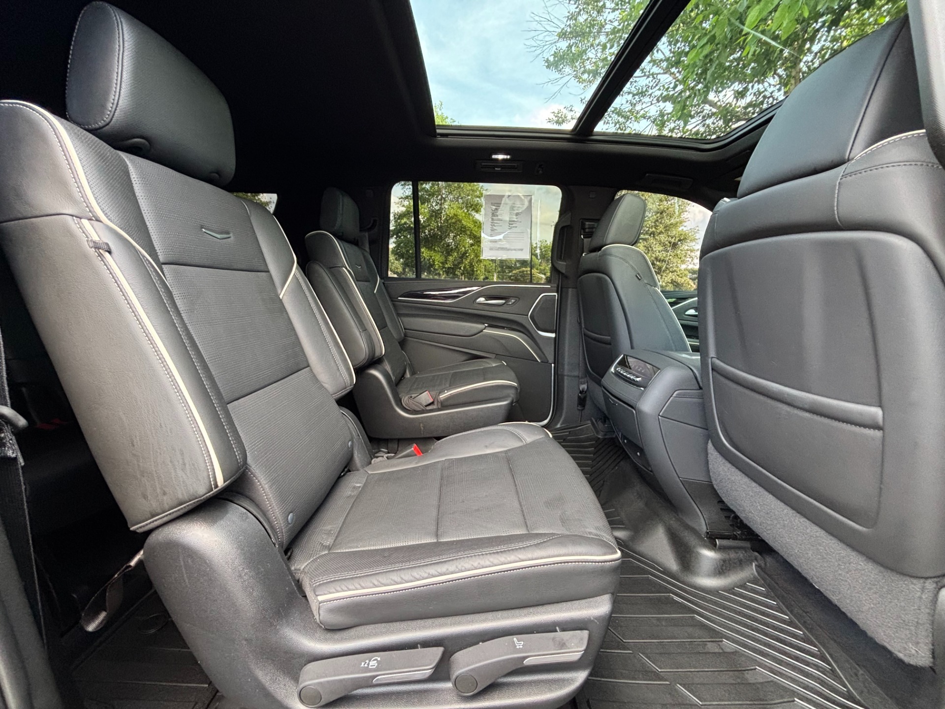 
								2022 Cadillac Escalade ESV full									