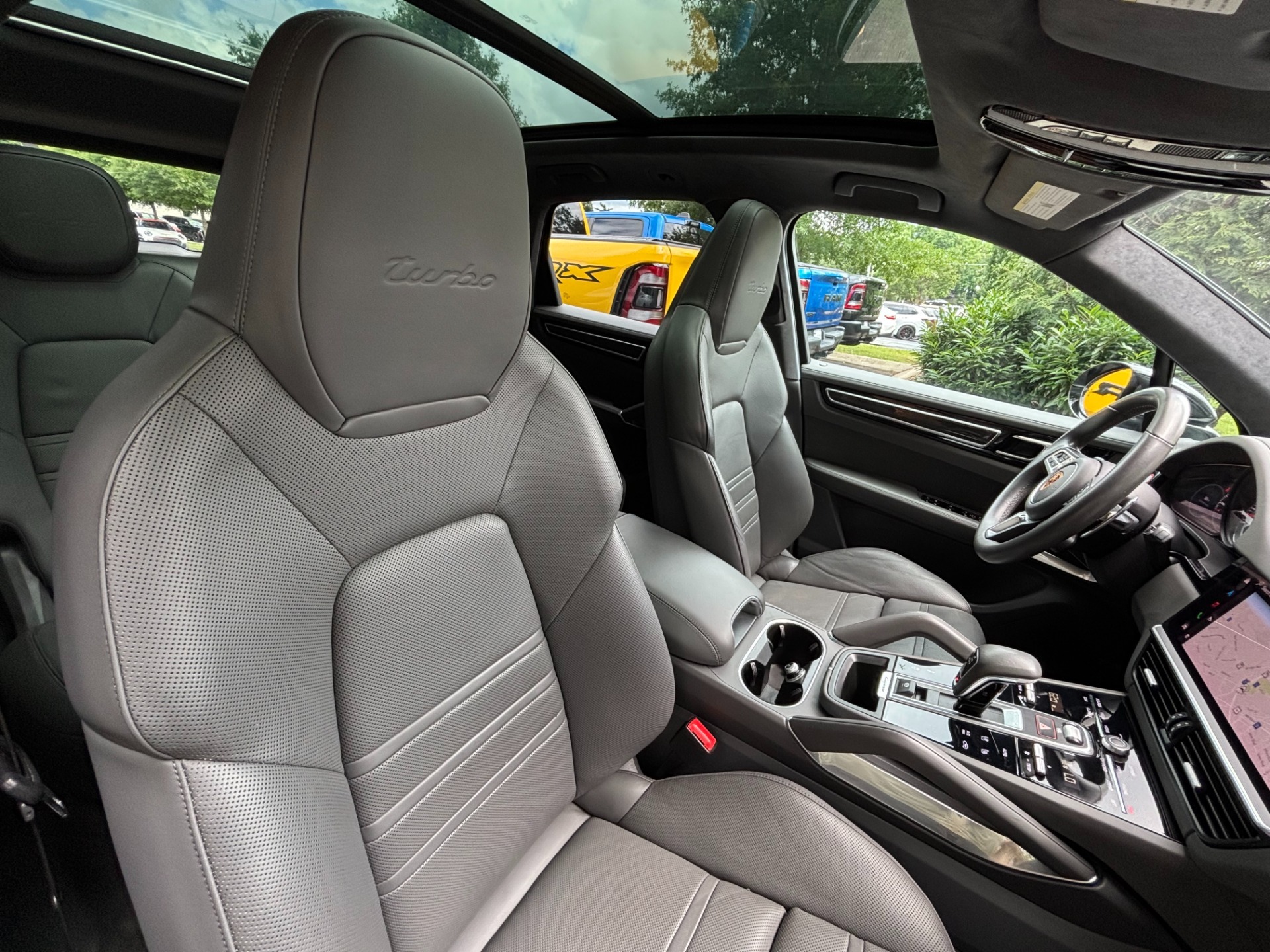 
								2023 Porsche Cayenne Turbo PREMIUM full									